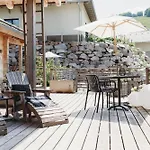 Hus - *