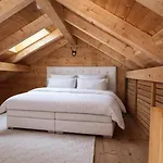 Hus - *